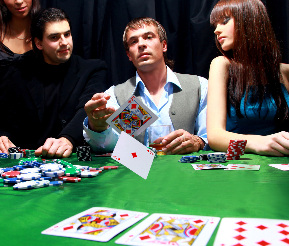 People playing live poker vs online poker player